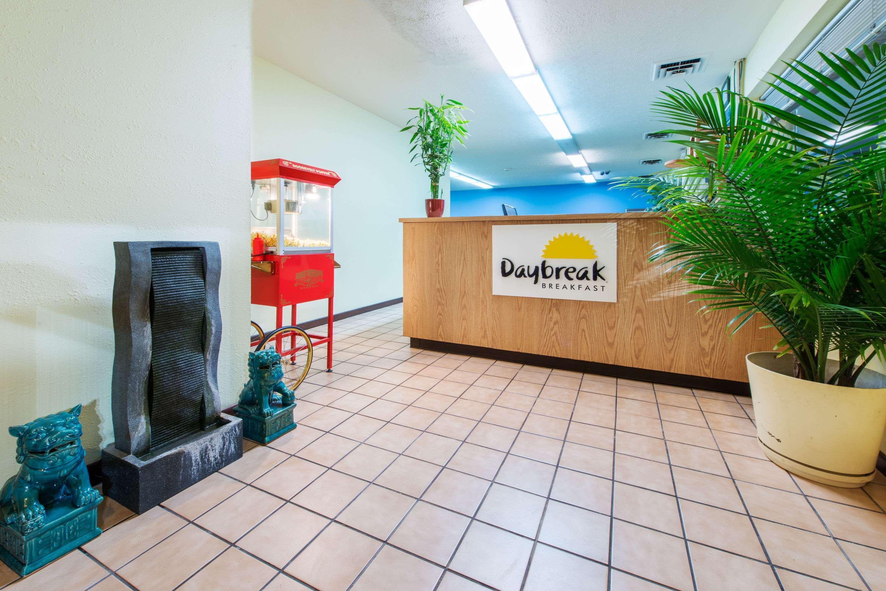 Days Inn By Wyndham Франкфорт Экстерьер фото